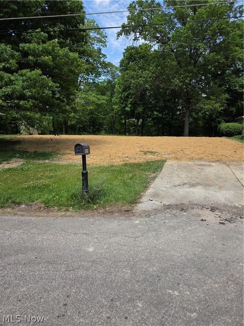 1065 Rosealee Ave, Elyria, OH, 44035-2945 | Card Image