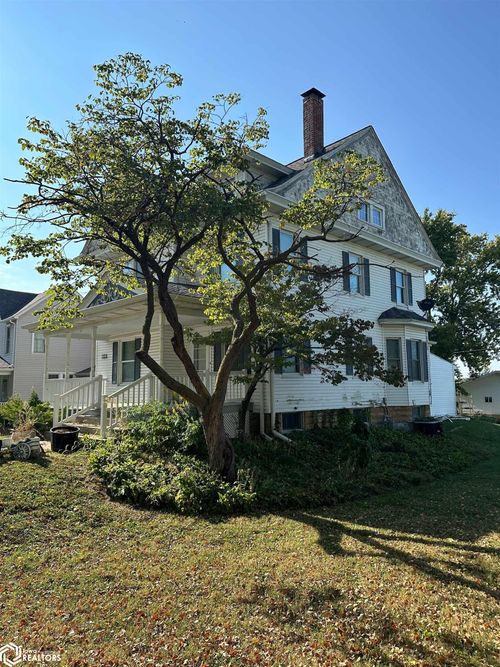 381 E 3rd St, Dallas City, IL, 62330-1004 | Card Image