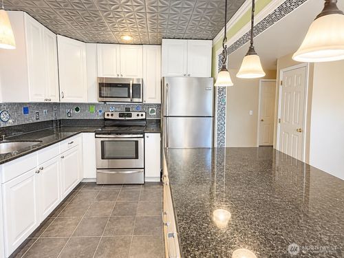 205-18523 68th Ave Ne, Kenmore, WA, 98028-2600 | Card Image