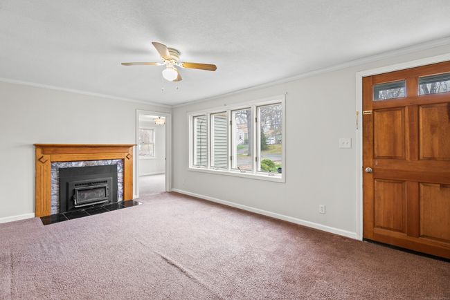 934 Matianuck Ave, House other with 3 bedrooms, 1 bathrooms and 4 parking in Windsor CT | Image 12