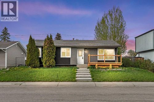 924 Pensdale Cres Se, Calgary, AB, T2A2G1 | Card Image