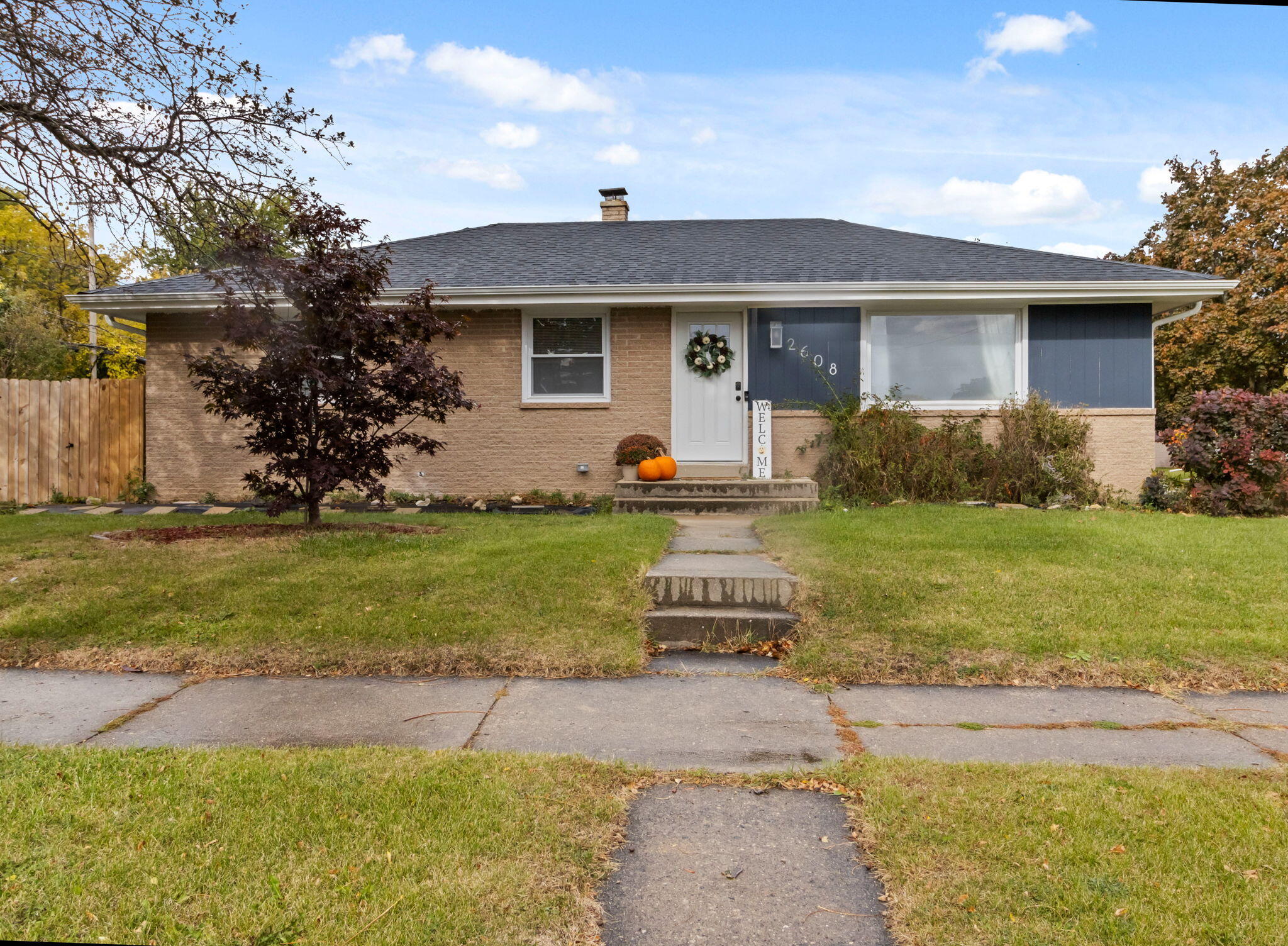 2608 W Sycamore Ave, For Sale in OAK CREEK Zoocasa