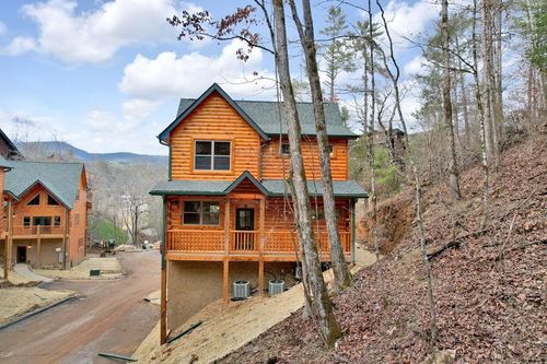 2111 Valley Creek Way, Pigeon Forge, TN, 37862 | Card Image