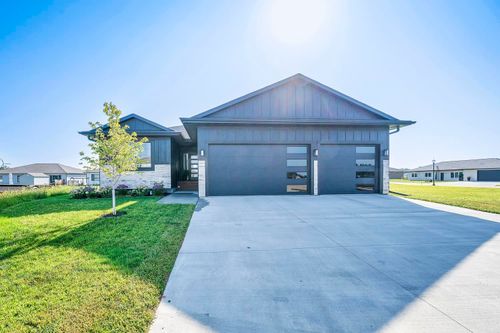 208-3709 Larchwood Cir, Spirit Lake, IA, 51360-7902 | Card Image