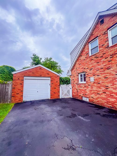 31 Maple Ave, Kings Park, NY, 11754-2528 | Card Image