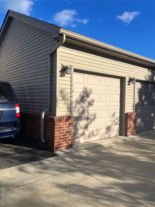 20731 Washington St, Roseville, MI, 48066-2230 | Card Image