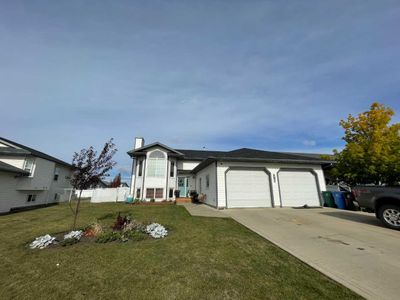 841 Cherry St, House detached with 5 bedrooms, 2 bathrooms and 4 parking in Beaverlodge AB | Image 2