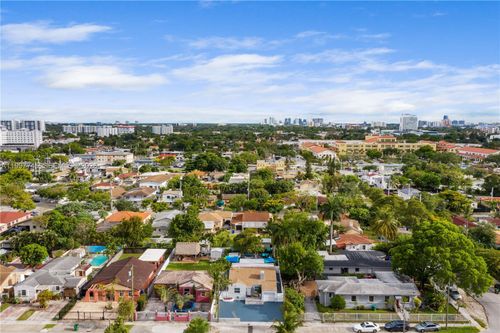 2376 Nw 2nd St, Miami, FL, 33125-5208 | Card Image