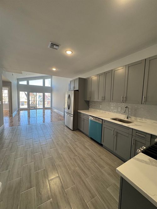 3-r-832 S 19th St, Newark, NJ, 07108-1110 | Card Image
