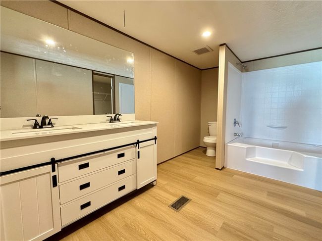 Bathroom | Image 19