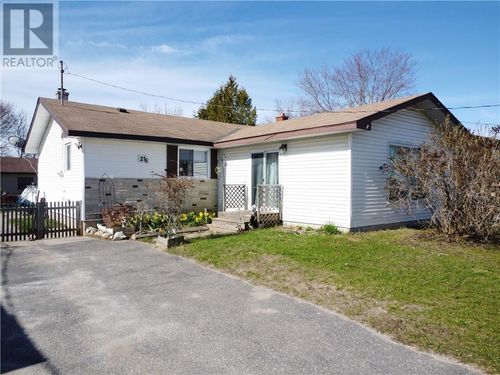 21 Vankoughnet St E, Little Current, ON, P0P1K0 | Card Image