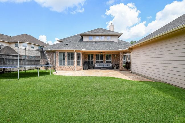 Spacious back yard | Image 42