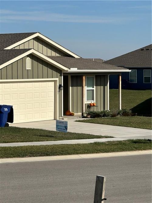 2266 Rock Creek Dr, Tonganoxie, KS, 66086-5462 | Card Image