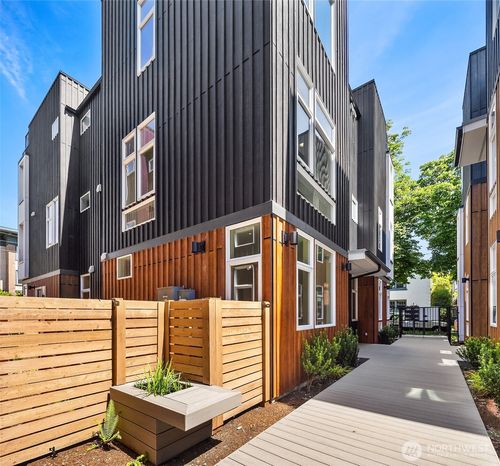 1755 17th Ave, Seattle, WA, 98122-5411 | Card Image