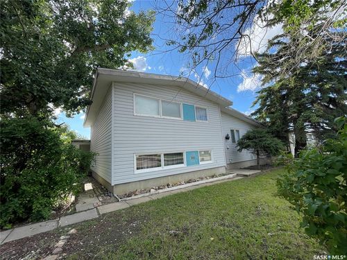1001 2nd St W, Kindersley, SK, S0L1S2 | Card Image