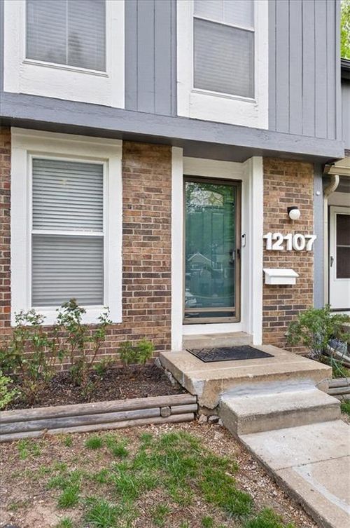 12107 79th Ter, Lenexa, KS, 66215-2704 | Card Image
