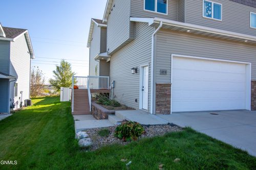 3250 E Capitol Ave, Bismarck, ND, 58501-2505 | Card Image