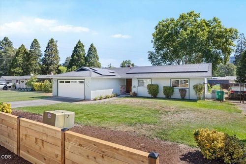 1735 Parkdale Dr, Grants Pass, OR, 97527-5155 | Card Image
