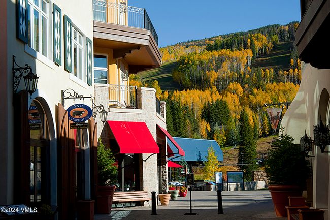Golden aspens. Walkable dining. Gondola access just steps away. This is what autumn in Vail Square feels like—and it’s all right outside the door of Penthouse #642. The perfect blend of vibrancy and ease, no matter the season. | Image 27