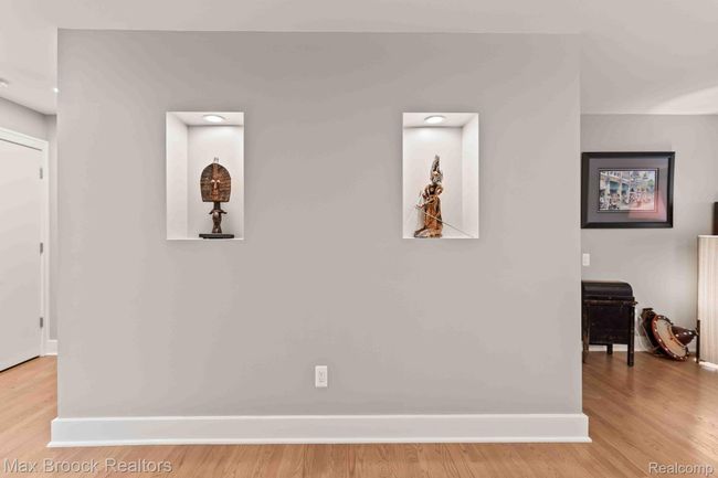 Built-in display with lighting. . . | Image 19