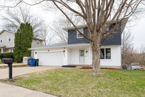 2321 W 57th St, Davenport, IA, 52806-2702 | Card Image
