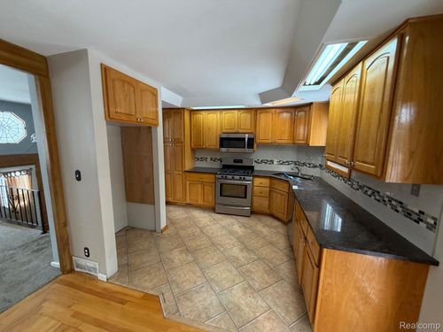 3099 Chenoa St, Commerce Twp, MI, 48382-4104 | Card Image