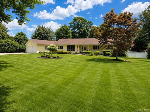 8 Penn Dr, Dix Hills, NY, 11746-8529 | Card Image