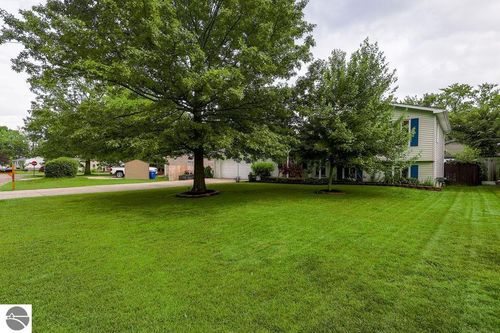 5515 Aylesbury Dr, Waterford, MI, 48327-2704 | Card Image