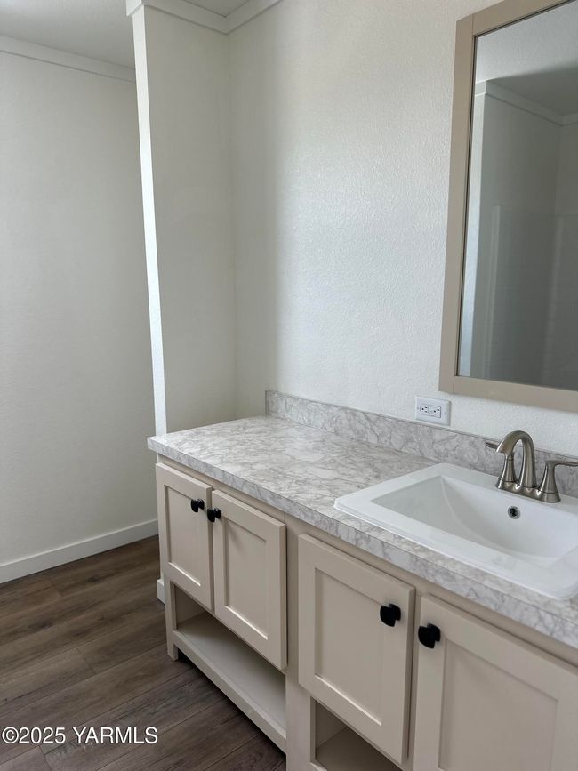 main bathroom | Image 12