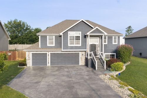 836 N Oak Ter, Tonganoxie, KS, 66086-4505 | Card Image