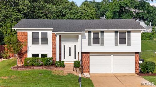 930 Bellestri Dr, Ballwin, MO, 63021-6435 | Card Image