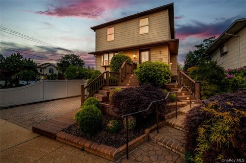2575 Bayview Ave, Wantagh, NY, 11793-4307 | Card Image