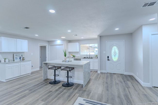10215 Rafter O Trl, House other with 5 bedrooms, 2 bathrooms and null parking in Helotes TX | Image 4