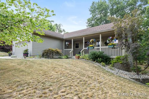 8393 Courtland Dr Ne, Rockford, MI, 49341-8306 | Card Image