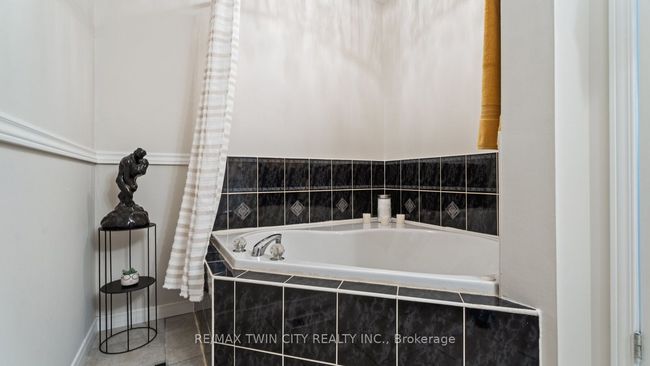 7 Fletcher Crt, House other with 5 bedrooms, 3 bathrooms and 3 parking in Guelph ON | Image 21