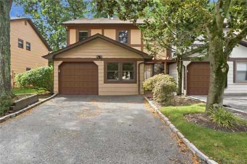 28 Hampton Ct, Woodbury, NY, 11797-2425 | Card Image