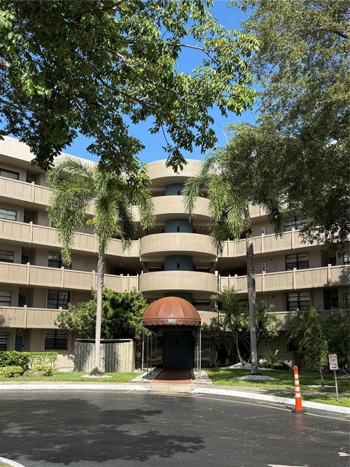 121-900 Colony Point Cir, Pembroke Pines, FL, 33026-2935 | Card Image