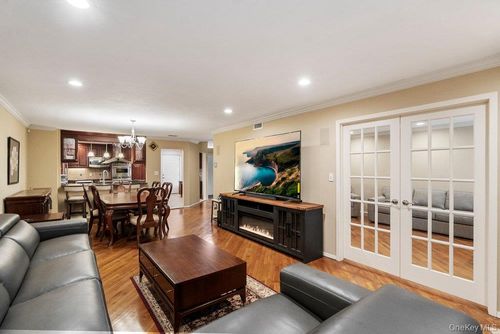 109 Foxwood Dr, Jericho, NY, 11753-1115 | Card Image