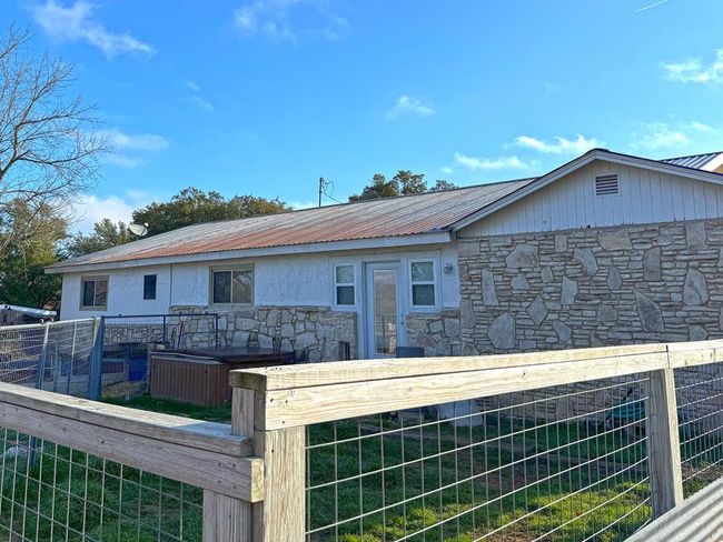 702 E Schubert St, House other with 3 bedrooms, 3 bathrooms and 2 parking in Fredericksburg TX | Image 4