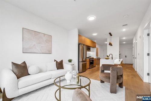 649 38th St, Union City, NJ, 07087-2518 | Card Image