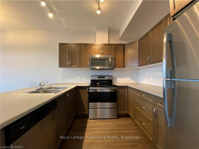201 Pratt Dr, House attached with 3 bedrooms, 2 bathrooms and 3 parking in Amherstview ON | Image 14