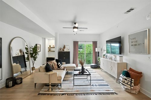 apt-111-2500 Longview St, Austin, TX, 78705-4290 | Card Image