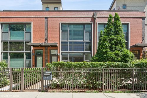 939 Kingsbury St, Chicago, IL, 60610-7431 | Card Image
