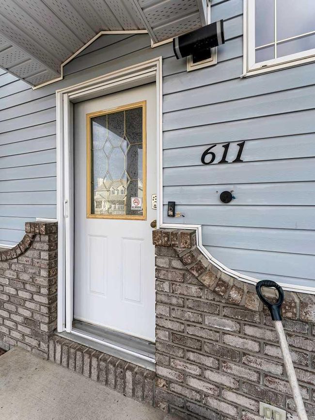 611 2 Street Se, Home with 3 bedrooms, 1 bathrooms and 2 parking in Redcliff AB | Image 2