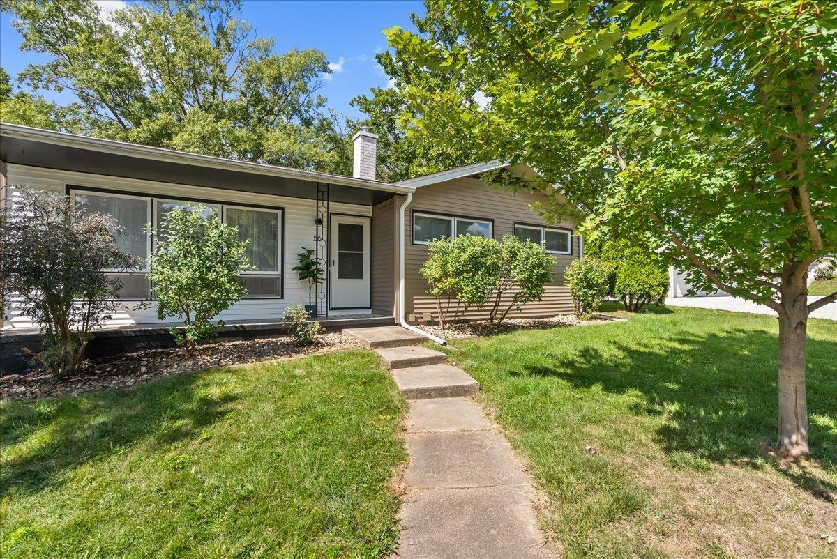 Valley Rd, Waterloo, IA 50701