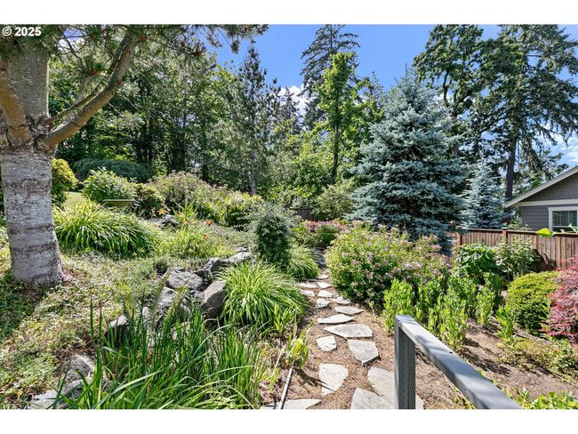 380 Mountaingate Dr, House other with 3 bedrooms, 3 bathrooms and 3 parking in Springfield OR | Image 45