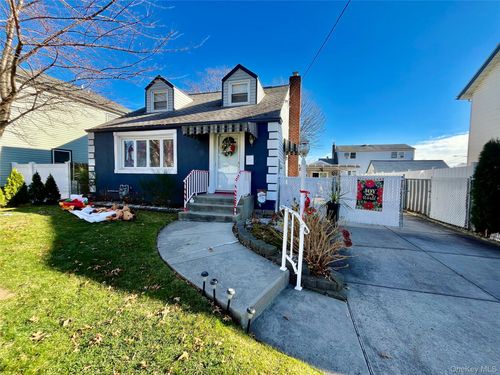 182 Lexington Ave, Franklin Square, NY, 11010-2843 | Card Image