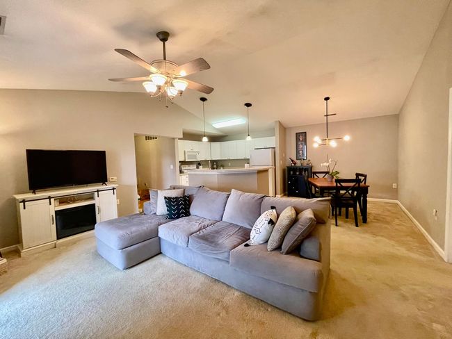 647 Spring Valley Dr, Condo with 2 bedrooms, 2 bathrooms and null parking in Lewis Center OH | Image 7
