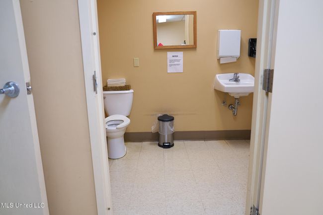 Bathroom 2 | Image 18