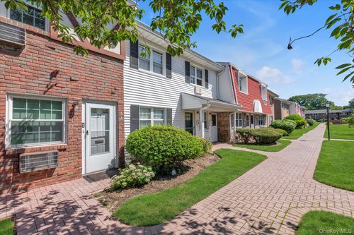 25 Springwood Dr, North Babylon, NY, 11703-5004 | Card Image